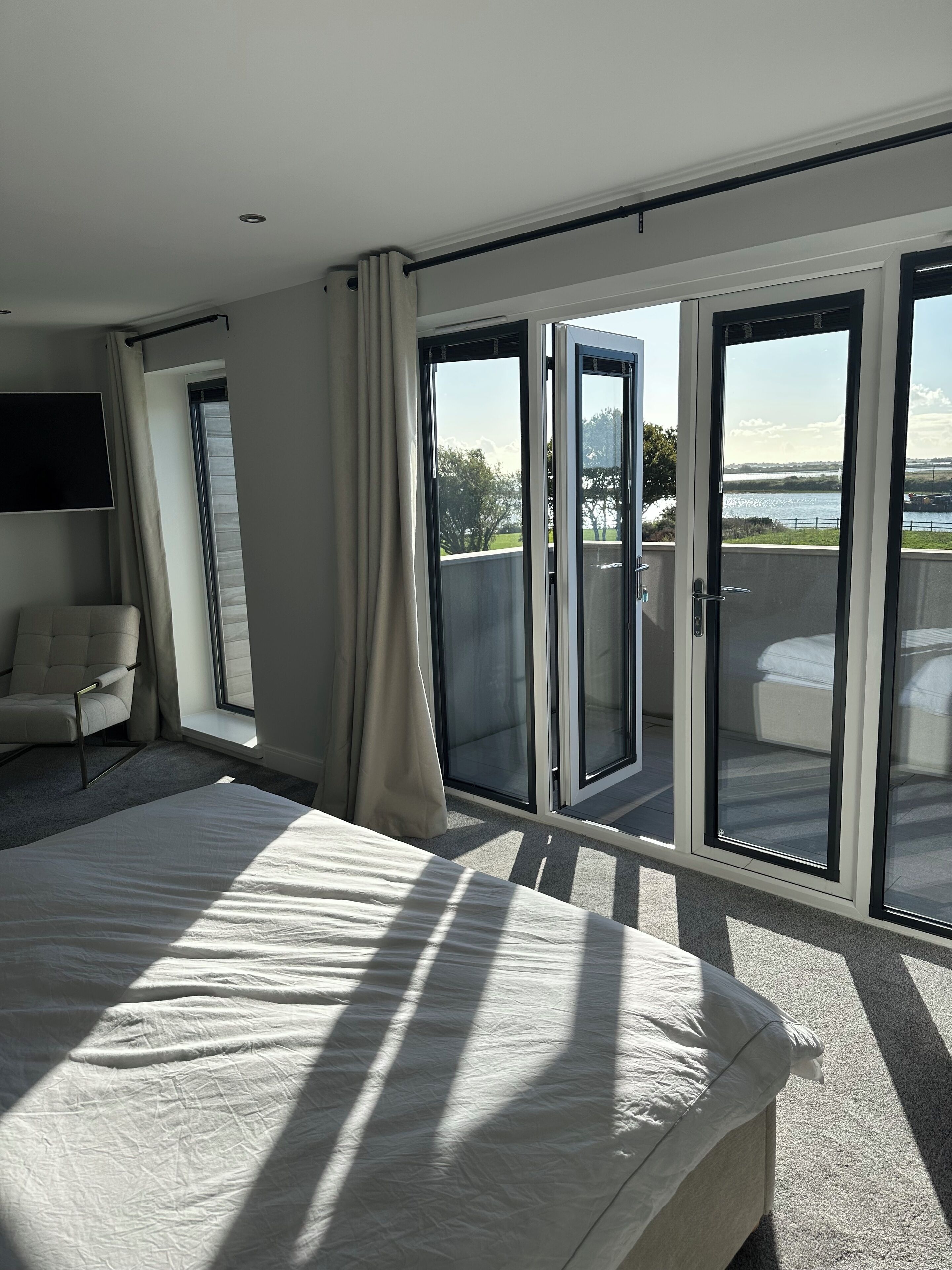 5 bedrooms, iron/ironing board, WiFi, bed sheets