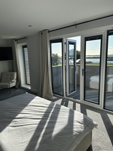 Luxury Yachthaven Living - Modern 5 Bedroom Home Sea Views