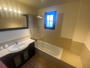 Haartrockner, Bidet, Handtücher, Toilettenpapier