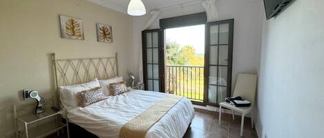 3 bedrooms, iron/ironing board, WiFi, bed sheets