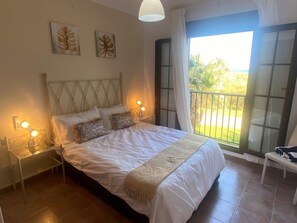 3 chambres, fer et planche à repasser, Wi-Fi, draps fournis