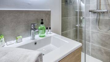 Een haardroger, handdoeken, zeep, shampoo