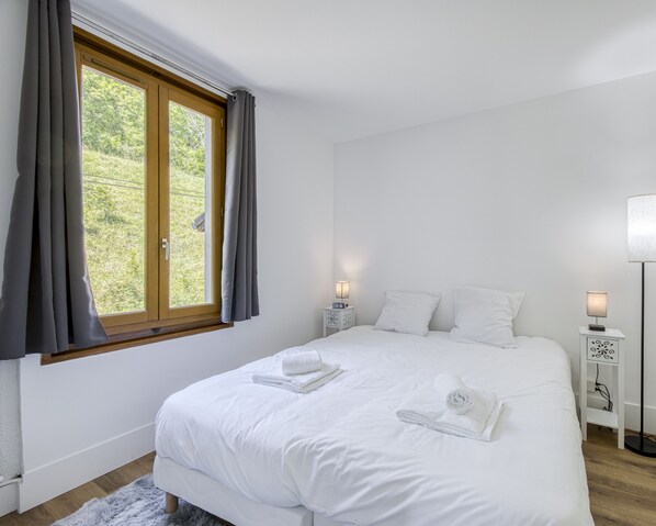 1 bedroom, iron/ironing board, free WiFi - Rive Bleu: Charming T2 with Shared Beach (Doussard)