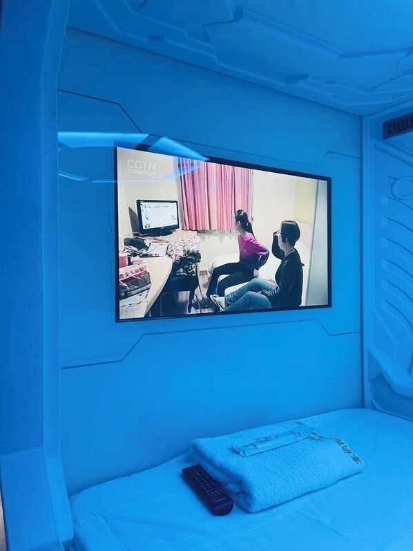 Hypo-allergenic bedding, down comforters, pillowtop beds, in-room safe - Jianpuke Space Capsule Backpacker Hostel (Sihanoukville)