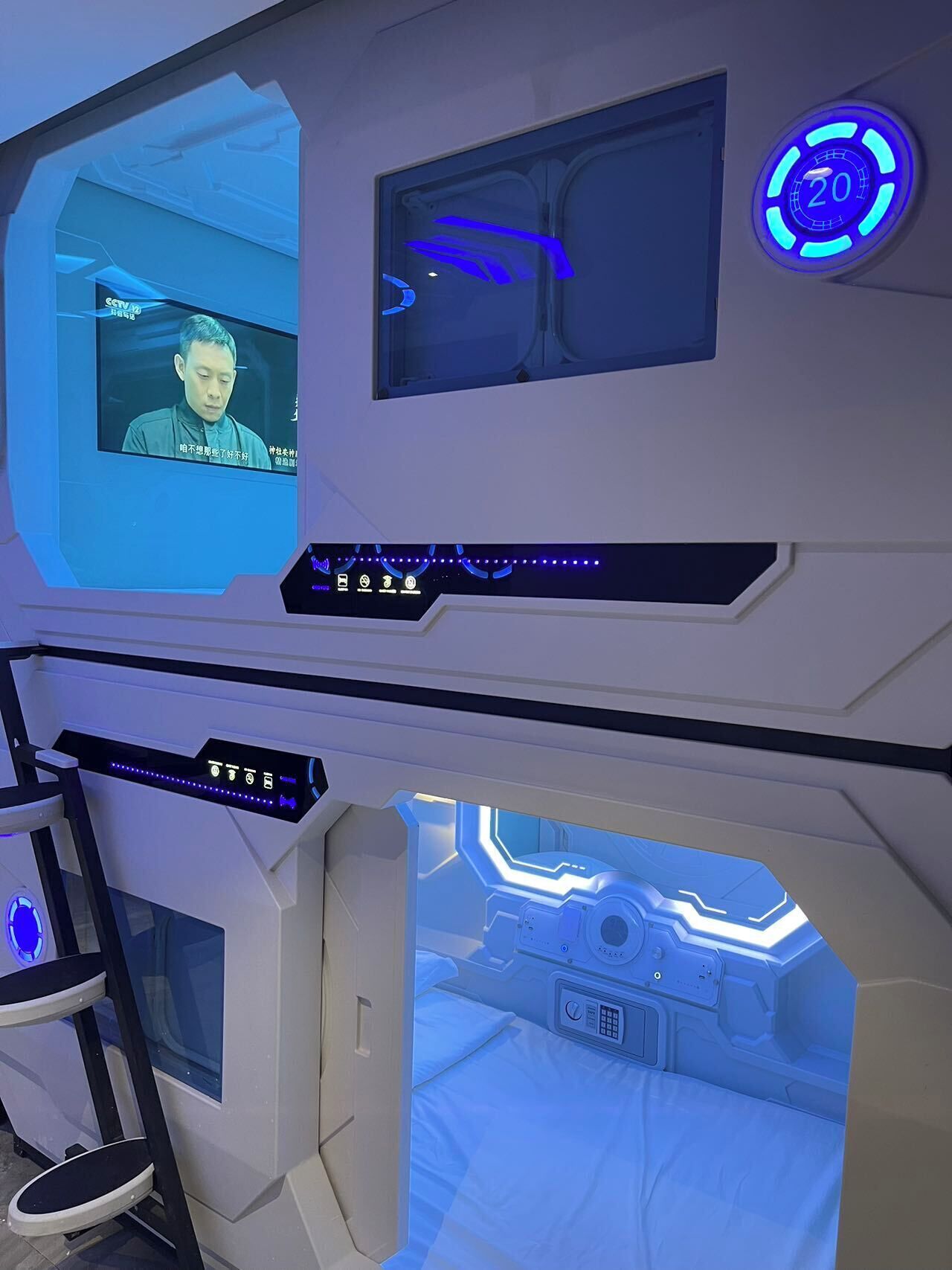 Man Capsule Room A