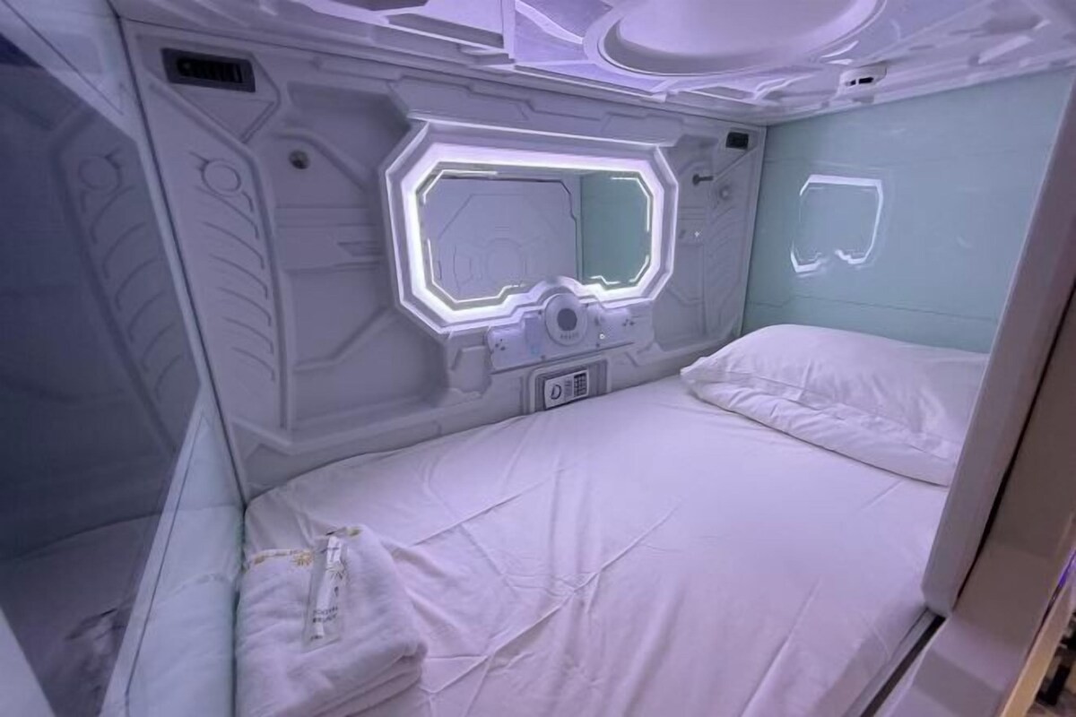Hypo-allergenic bedding available, down comforters, pillowtop beds