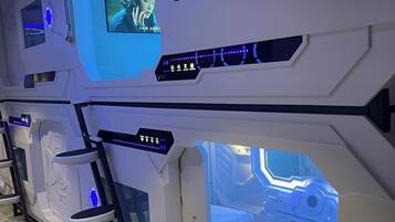 Dormitorio compartido, solo para hombres (Man Capsule Room A) | Ropa de cama hipoalergénica y edredones de plumas