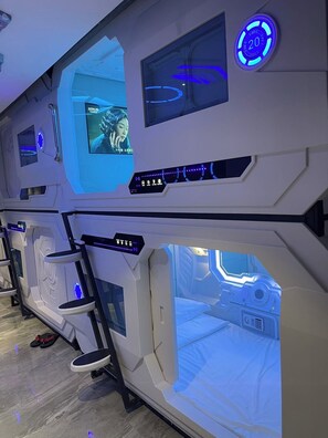 Man Capsule Room A | Hypo-allergenic bedding, down duvets, pillow-top beds, in-room safe - Jianpuke Space Capsule Backpacker Hostel (Sihanoukville)