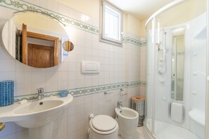 Shower, hair dryer, bidet, towels