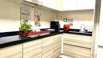 Microwave, stovetop, cookware/dishes/utensils