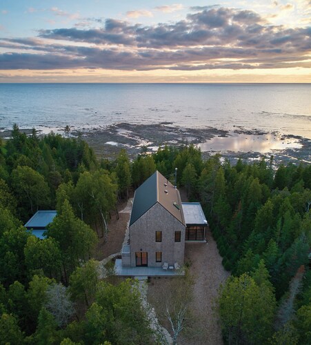 Peninsula House: a modern North Bruce waterfront