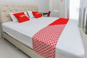 Habitación Deluxe doble | Espacio para trabajar con un portátil, wifi gratis, ropa de cama