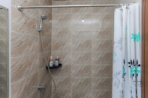 Habitación Deluxe doble | Baño | Ducha y toallas