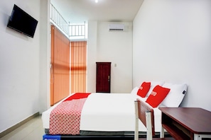 Desk, laptop workspace, free WiFi, bed sheets - Hotel O Suka Maju Homestay Syariah (Medan)