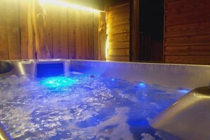 Indoor spa tub