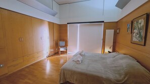 5 bedrooms, iron/ironing board, free WiFi, bed sheets