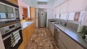Kühlschrank, Mikrowelle, Ofen, Geschirrspüler