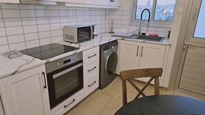 冷蔵庫、電子レンジ、オーブン、コンロ