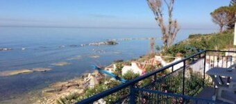 Panoramic apartment by the sea