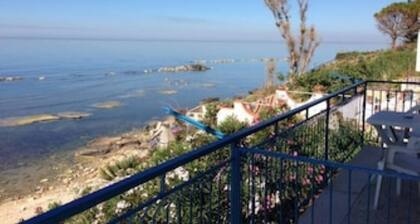 Panoramic apartment by the sea