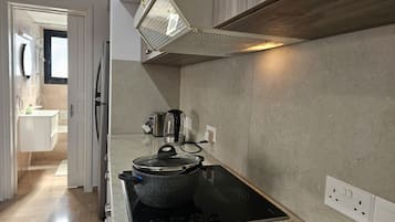 Køleskab, ovn, elkedel, brødrister