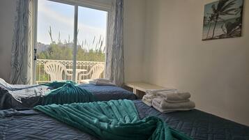 4 bedrooms, iron/ironing board, free WiFi, bed sheets