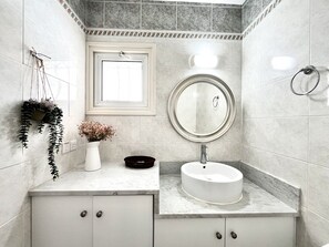 Douche, sèche-cheveux, serviettes fournies