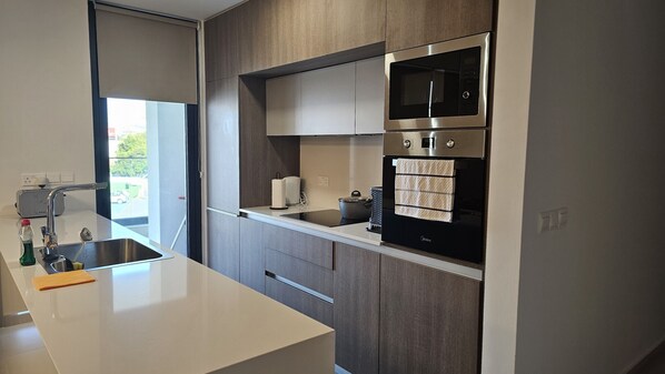 Refrigerador, microondas, horno y tetera eléctrica 