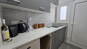 Geladeira, chaleira elétrica, torradeira, cadeirão de bebê