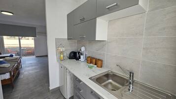 Kühlschrank, Wasserkocher, Toaster, Kochgeschirr/Geschirr/Besteck