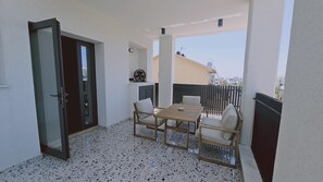 Outdoor dining - STAY Lima Soul Apartment (Limassol)