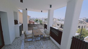 Outdoor dining - STAY Lima Soul Apartment (Limassol)