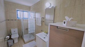 Shower, hair dryer, towels - STAY Chrisoula Beach Garden (Voroklini)