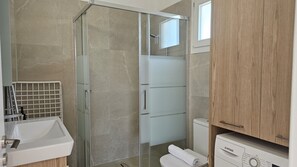 Dusche, kostenlose Toilettenartikel, Haartrockner, Handtücher
