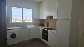 Fridge, oven, dishwasher, coffee/tea maker - STAY Space View Apartment (Nicosia)