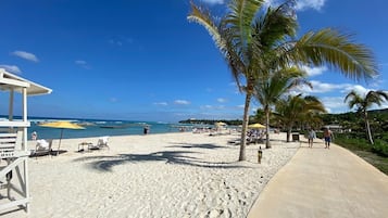 Una spiaggia nelle vicinanze