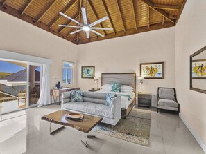 1 habitación, escritorio, tabla de planchar con plancha y cuna de viaje 