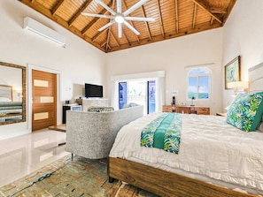 1 habitación, escritorio, tabla de planchar con plancha y cuna de viaje 