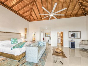 1 habitación, escritorio, tabla de planchar con plancha y cuna de viaje