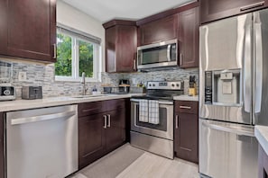 Fridge, microwave, stovetop, dishwasher