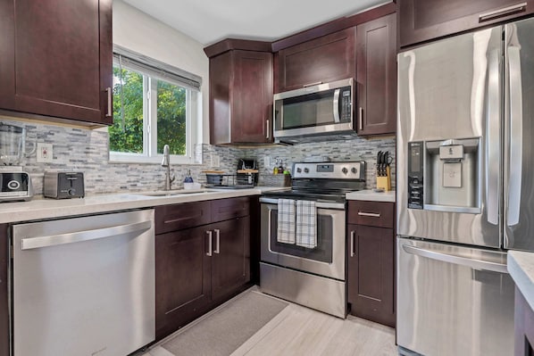 Fridge, microwave, stovetop, dishwasher