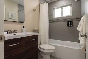 Douche, sèche-cheveux, serviettes fournies, shampoing