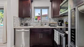 冷蔵庫、電子レンジ、コンロ、食器洗い機