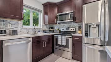 Fridge, microwave, stovetop, dishwasher