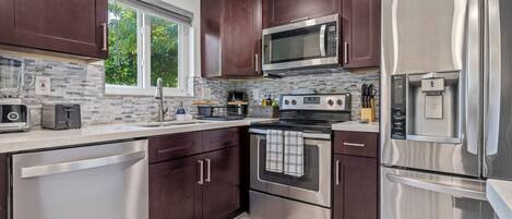 Refrigerador, microondas, placa de cocina, lavavajillas