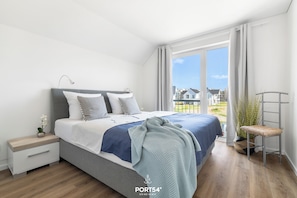 2 slaapkamers, een bureau, een strijkplank/strijkijzer, reisbedje