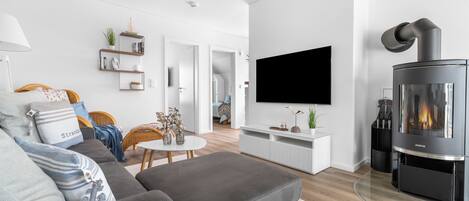 TV, fireplace