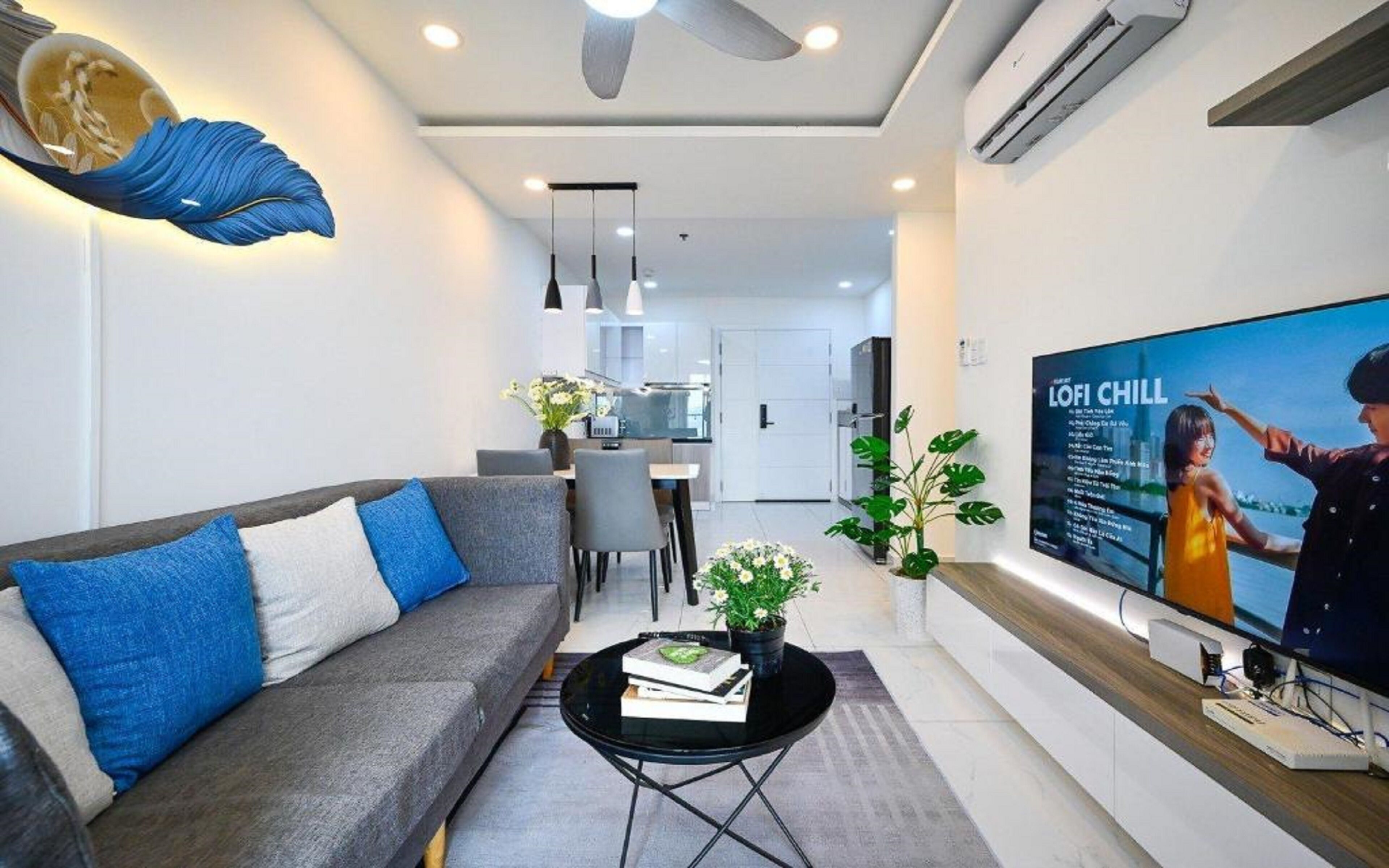 Royal-Suite, 1 Schlafzimmer, Verbindungszimmer, Stadtblick | Wohnbereich | 65-Zoll-Smart-TV mit Kabelempfang, Netflix, Smart Speakers