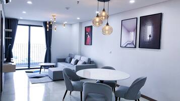 Premier Suite, Multiple Beds, Club lounge access, Pool View | Living area