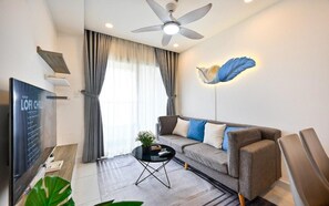 Suite – royal, 1 soverom, rom vegg-i-vegg, byutsikt | Oppholdsområde | En 65-tommers smart-TV med kabel-kanaler samt Netflix og smarthøyttalere